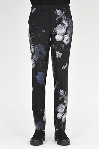 <span class="restock">再入荷</span>
SLIM SLACKS