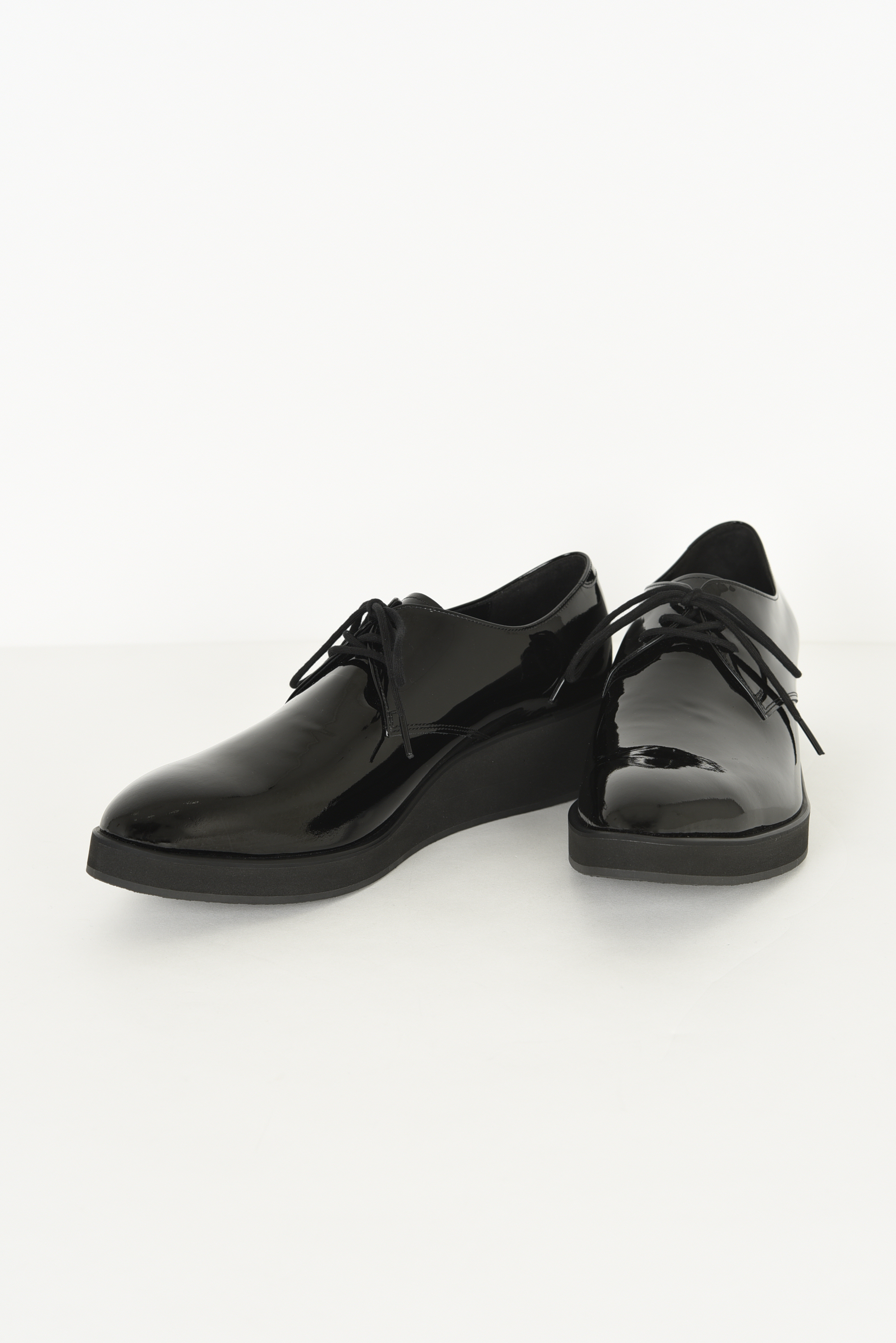 ENAMEL SNEAKER