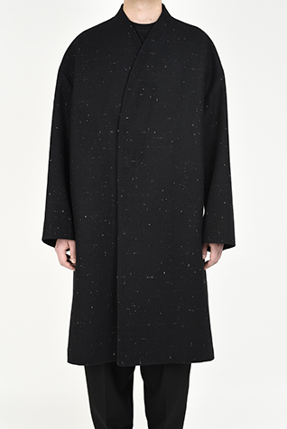 COLLARLESS
BIG CHESTER COAT