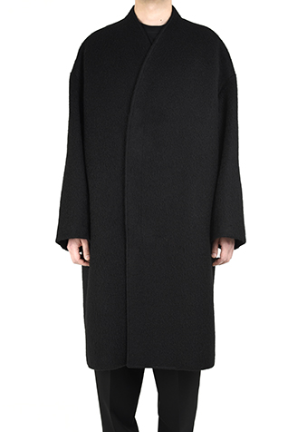 COLLARLESS
BIG CHESTER COAT