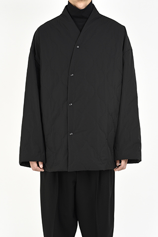 COLLARLESS
QUILTING SHORT COAT