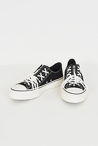 LOW CUT
CANVAS SNEAKER
