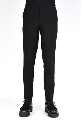 <span class="restock">再入荷</span>
SLIM SLACKS