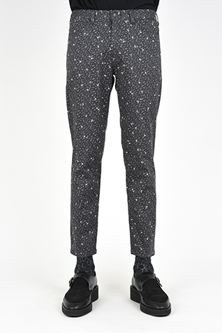TAPERED TIGHT
CROPPED PANTS