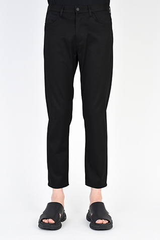 TAPERED TIGHT
CROPPED PANTS