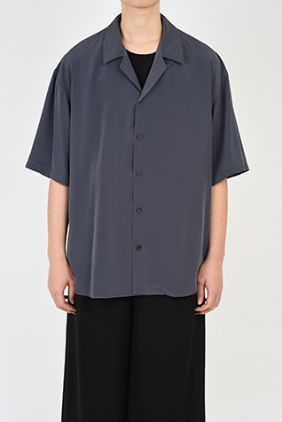 OPEN COLLAR
BIG SHIRT