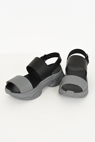<span class="restock">再入荷</span>
BACK STRAP SANDAL